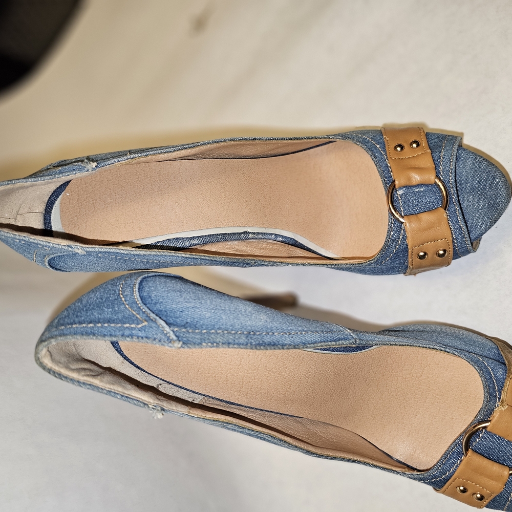 Stylish Denim and Tan Heels - Picture 3 of 5